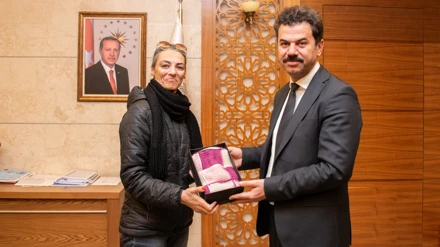 Engelli öğrencilerden Rektör Yılmaz’a anlamlı hediyeler